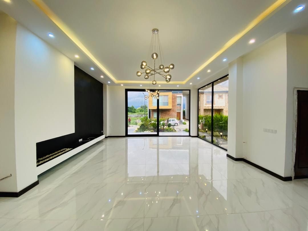 معلم دهان ينفذ طلاء جدار بمنزل في الجبيل