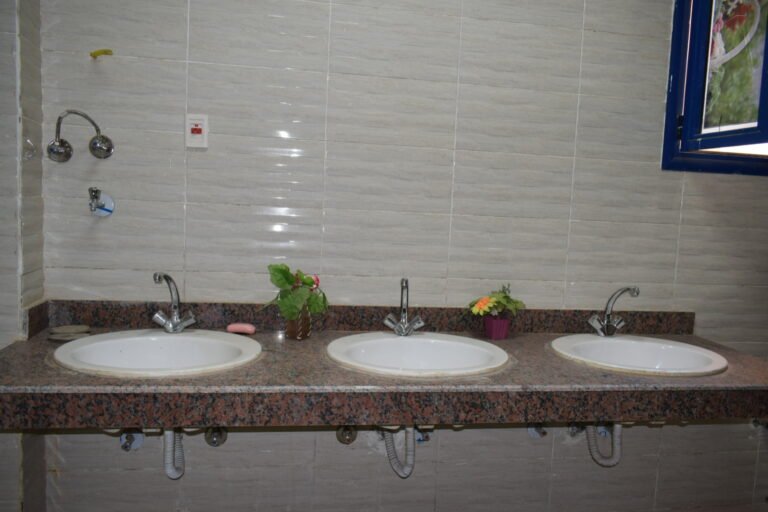 تركيب الألمنيوم لدورات المياه والمطابخ وصالات الاجتماعات والمساجد بجودة عالية